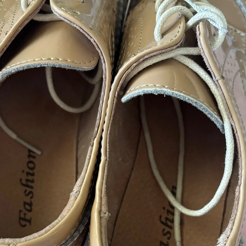 Fashion Beige Patent Leather Wingtip Derby with Green-Trim Sole
